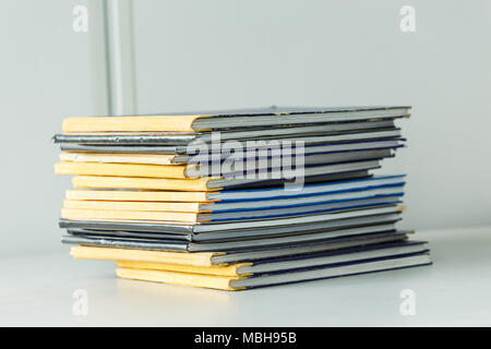 Viele alte Bücher in einem Stapel Stockfoto