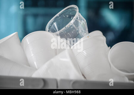 Verwendet Einweg- Trinkbecher füllen Sie oben in einem bin. Während NHS Trusts im ganzen Land, über das Ausmaß des verfügbaren cup Nutzung geöffnet, Ministerien wurden weniger. Stockfoto