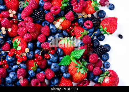 Sortiment von Erdbeere, Heidelbeere, Johannisbeere, Minze. Essen Rahmen, Grenze Design. Vegane und vegetarische Konzept. Sommer Beeren Hintergrund mit Kopie Platz für Ihren Text. Ansicht von oben. Stockfoto