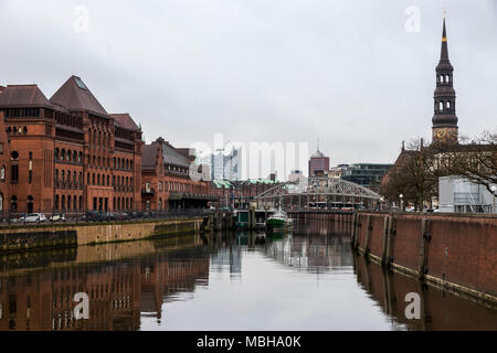 Hamburg, Deutschland. Panorama der Stadt, mit dem Warehouse District, der Elbphilharmonie, den Zollkanal, Kornhausbrucke Brücke, St. Catherine's Church Stockfoto