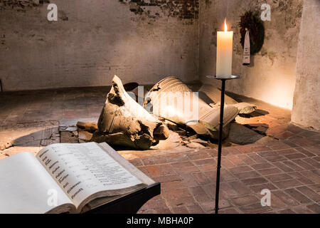 Lübeck, Deutschland. Die gebrochene Glocken, die zu Boden fiel in der Feuer- und Air Raid von 1942 in der Gedenk Kapelle (Commemorative Kapelle) in Saint Mary Stockfoto