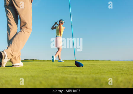 Weiblichen professionellen Golfspieler schlagen eine lange Schuß während ein schwieriges Spiel Stockfoto