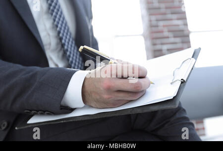 Unternehmer einen Vertrag. Die Feder in der Hand. Stockfoto