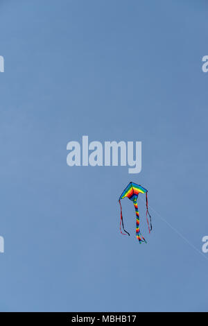 Low Angle View von Kite gegen den klaren Himmel fliegen Stockfoto