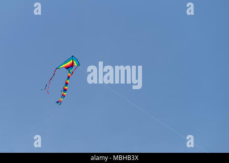 Low Angle View von Kite gegen den klaren Himmel fliegen Stockfoto