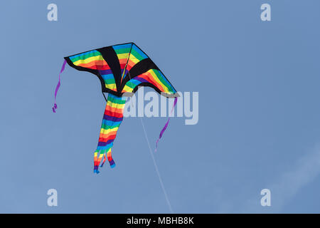 Low Angle View von Kite gegen den klaren Himmel fliegen Stockfoto