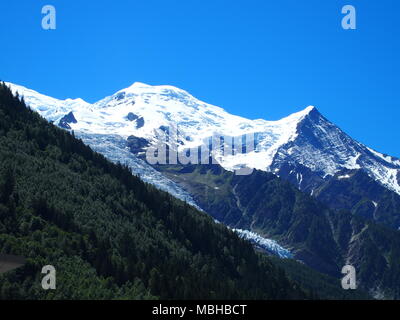 MONT BLANC massiv auf alpinen Berge reichen Landschaften und Schönheit Bossons Gletscher in Chamonix Dorf, französische Alpen, Clear blue sky 2016 in warmen und sonnigen Stockfoto