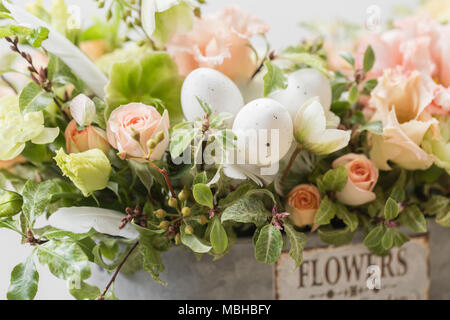 - Nahaufnahme, Wallpaper Frühling Stimmung. schönen Luxus Blumenstrauß aus gemischten Blumen in der Frau Hand. Die Arbeit der Florist in einem Blumenladen. Horizontale Foto Stockfoto