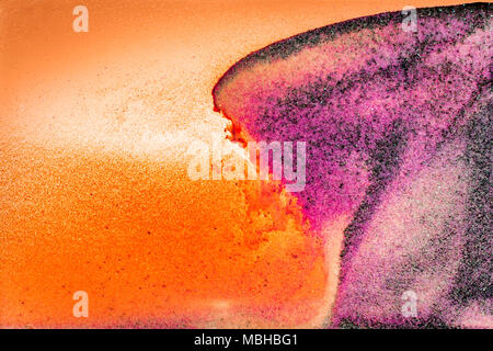 Bunte sand Pigmente fiel in Wasser. Abstrakte Landschaft Hintergrund. Stockfoto