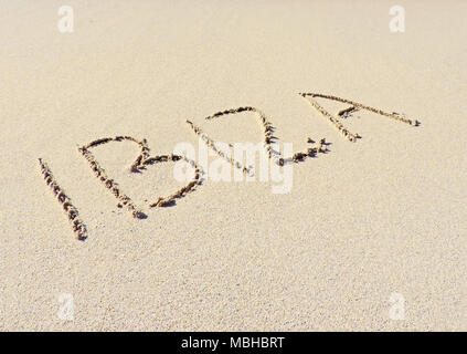 Ibiza Text, Zeichnung im Sand. Reiseziel, Strand Urlaub auf Ibiza. Stockfoto