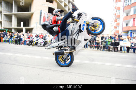 Ternopil, Ukraine - 15 Mai 2017: Junger Mann übt extreme Motorrad reiten auf einer motorshow im Zentrum der Stadt. Biker Fahrten mit einem weiblichen Passagier hinter ihm. Stockfoto