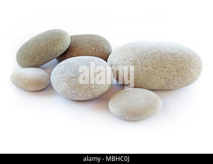 Isolierte Kieselsteine auf weißem Hintergrund. Pebble Stones oder Massage Steine, Zen. Stockfoto