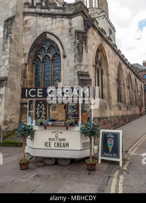 Jacksons von York, Eis Kiosk vor einer Kirche in York, North Yorkshire, England, Großbritannien Stockfoto