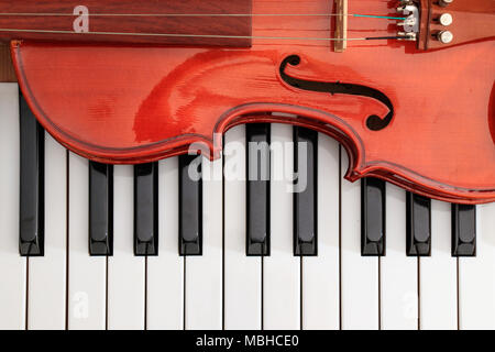 Klassische Violine auf weißen und schwarzen Tasten close-up Hintergrund angezeigt Strings Stockfoto