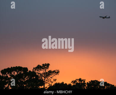 ORLANDO, Florida - 20. AUGUST 2017: Eine amerikanische Flug beginnt der Abstieg nach MCO International Airport in der Abenddämmerung. Stockfoto