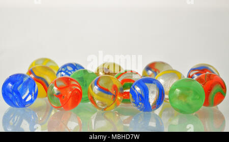 Nahaufnahme von ein paar Murmeln auf Glastisch Stockfoto