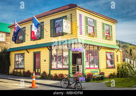 Die kultige "Feuer und Eis" Edelstein Schmuck und Aromatherapie Spezialisten in Akaroa, Banken Peninsular, Neuseeland. Stockfoto