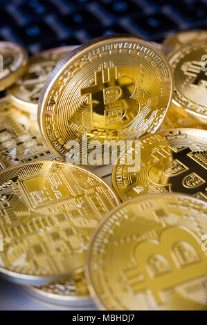 Bitcoins auf der Tastatur eines Laptops Stockfoto