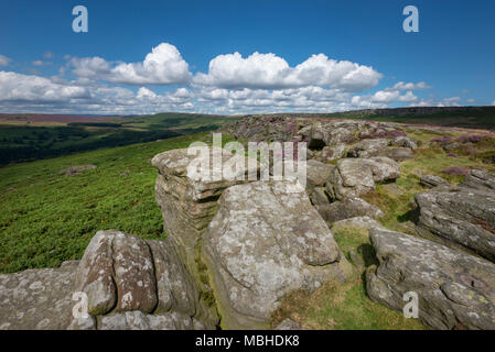 Tag Sommer am Carhead Felsen in der Nähe von Hathersage im Peak District National Park, Derbyshire, England. Stockfoto