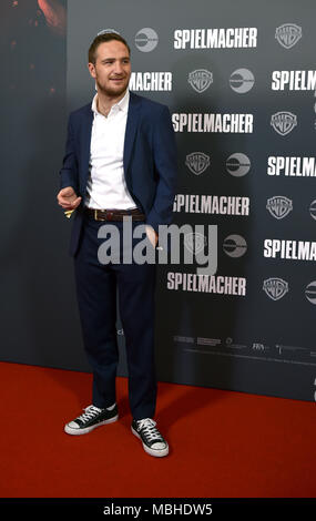 10 April 2018, Deutschland, Essen: Schauspieler Frederick Lau besucht die Premiere seines Films pielmacher' (lit. spielmacher) an die Lichtburg Kino. Der Film wird in den deutschen Kinos am 12. April veröffentlicht werden. Foto: Caroline Seidel/dpa Stockfoto