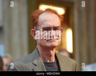 10 April 2018, Deutschland, Essen: Komiker Piet Klocke besucht die Premiere des Films pielmacher' (lit. spielmacher) an die Lichtburg Kino. Der Film wird in den deutschen Kinos am 12. April veröffentlicht werden. Foto: Caroline Seidel/dpa Stockfoto