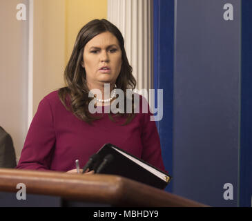 Washington, District of Columbia, USA. 10 Apr, 2018. Sprecher des Weißen Hauses Sarah Sanders halten eine Nachrichten briefing im Weißen Haus in Washington, DC, 10. März 2018. Quelle: Chris Kleponis/CNP Credit: Chris Kleponis/CNP/ZUMA Draht/Alamy leben Nachrichten Stockfoto