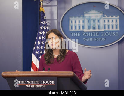 Washington, District of Columbia, USA. 10 Apr, 2018. Sprecher des Weißen Hauses Sarah Sanders halten eine Nachrichten briefing im Weißen Haus in Washington, DC, 10. März 2018. Quelle: Chris Kleponis/CNP Credit: Chris Kleponis/CNP/ZUMA Draht/Alamy leben Nachrichten Stockfoto