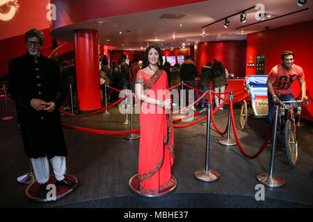 Wax Statue der indischen Schauspielerin Kareena Kappor am Bollywood Erfahrung, zu den indischen Kino bei Madame Tussauds New York in den Usa am Dienstag, 10. Die Besucher werden mit Abbildungen von einigen von Indiens berühmtesten Stars wie Shah Rukh Khan, Ashwarya Rai, Amitabh Bachchan, Kareena Kappor, hrithik roshan und Salman Khan, Katrina Kaif und Madhuri Dixit zu Gesicht kommen. Feiern alle Dinge, Bollywood, lebendige Kunst, Installationen, Projektionen und Musik wird die Erfahrungen zum Leben zu erwecken. (Foto: WILLIAM VOLCOV/BRASILIEN FOTO DRÜCKEN) Stockfoto