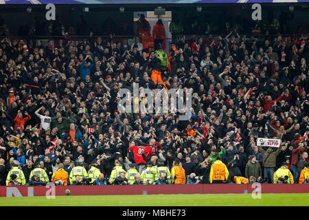 Manchester, Großbritannien. 10. April 2018. Liverpool Fans feiern während der UEFA Champions League Viertelfinale Rückspiel zwischen Manchester City und Liverpool an der Etihad Stadium im April in Manchester, England 10 2018. Credit: PHC Images/Alamy leben Nachrichten Stockfoto