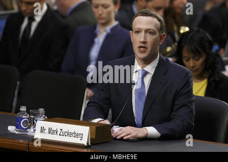 Washington, District of Columbia, USA. 10 Apr, 2018. Facebook CEO Mark Zuckerberg bezeugt vor den Senat der Vereinigten Staaten auf dem Capitol Hill in Washington, DC am 10. April 2018. Credit: Alex Edelman/ZUMA Draht/Alamy leben Nachrichten Stockfoto