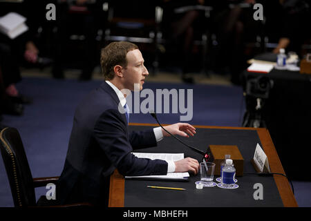 Washington, USA. 10 Apr, 2018. Facebook CEO Mark Zuckerberg bezeugt vor den Senat der Vereinigten Staaten auf dem Capitol Hill in Washington, DC am 10. April 2018. Credit: Foto Access/Alamy leben Nachrichten Stockfoto