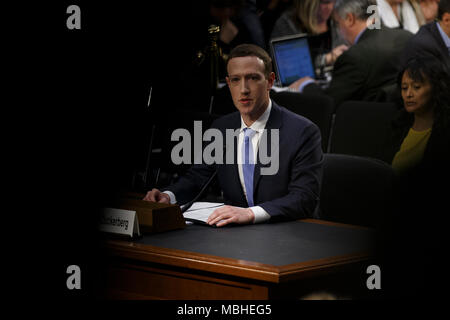 Washington, USA. 10 Apr, 2018. Facebook CEO Mark Zuckerberg bezeugt vor den Senat der Vereinigten Staaten auf dem Capitol Hill in Washington, DC am 10. April 2018. Credit: Foto Access/Alamy leben Nachrichten Stockfoto