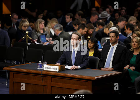 Washington, USA. 10 Apr, 2018. Facebook CEO Mark Zuckerberg bezeugt vor den Senat der Vereinigten Staaten auf dem Capitol Hill in Washington, DC am 10. April 2018. Credit: Foto Access/Alamy leben Nachrichten Stockfoto