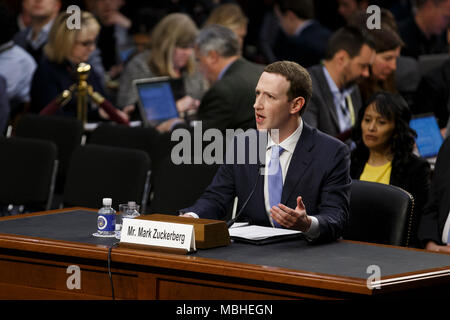 Washington, USA. 10 Apr, 2018. Facebook CEO Mark Zuckerberg bezeugt vor den Senat der Vereinigten Staaten auf dem Capitol Hill in Washington, DC am 10. April 2018. Credit: Foto Access/Alamy leben Nachrichten Stockfoto
