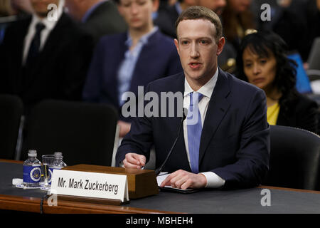 Washington, USA. 10 Apr, 2018. Facebook CEO Mark Zuckerberg bezeugt vor den Senat der Vereinigten Staaten auf dem Capitol Hill in Washington, DC am 10. April 2018. Credit: Foto Access/Alamy leben Nachrichten Stockfoto