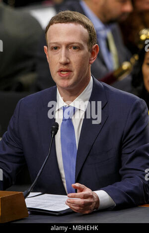 Washington, USA. 10 Apr, 2018. Facebook CEO Mark Zuckerberg bezeugt vor den Senat der Vereinigten Staaten auf dem Capitol Hill in Washington, DC am 10. April 2018. Credit: Foto Access/Alamy leben Nachrichten Stockfoto