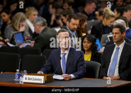 Washington, USA. 10 Apr, 2018. Facebook CEO Mark Zuckerberg bezeugt vor den Senat der Vereinigten Staaten auf dem Capitol Hill in Washington, DC am 10. April 2018. Credit: Foto Access/Alamy leben Nachrichten Stockfoto