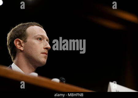 Washington, USA. 10 Apr, 2018. Facebook CEO Mark Zuckerberg bezeugt vor den Senat der Vereinigten Staaten auf dem Capitol Hill in Washington, DC am 10. April 2018. Credit: Foto Access/Alamy leben Nachrichten Stockfoto