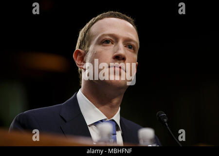 Washington, USA. 10 Apr, 2018. Facebook CEO Mark Zuckerberg bezeugt vor den Senat der Vereinigten Staaten auf dem Capitol Hill in Washington, DC am 10. April 2018. Credit: Foto Access/Alamy leben Nachrichten Stockfoto