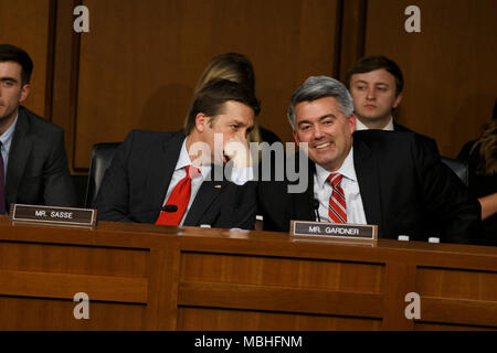 Washington, USA. 10 Apr, 2018. Senator Ben Sasse, der republikanische Senator von Nebraska flüstert Cory Gardner, Republikaner von Kolorado, wie Facebook CEO Mark Zuckerberg bezeugt vor den Senat der Vereinigten Staaten auf dem Capitol Hill in Washington, DC am 10. April 2018. Credit: Foto Access/Alamy leben Nachrichten Stockfoto