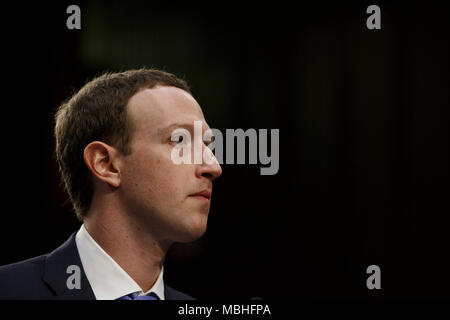 Washington, USA. 10 Apr, 2018. Facebook CEO Mark Zuckerberg bezeugt vor den Senat der Vereinigten Staaten auf dem Capitol Hill in Washington, DC am 10. April 2018. Credit: Foto Access/Alamy leben Nachrichten Stockfoto