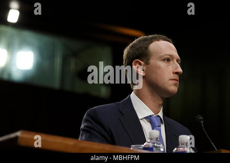 Washington, USA. 10 Apr, 2018. Facebook CEO Mark Zuckerberg bezeugt vor den Senat der Vereinigten Staaten auf dem Capitol Hill in Washington, DC am 10. April 2018. Credit: Foto Access/Alamy leben Nachrichten Stockfoto