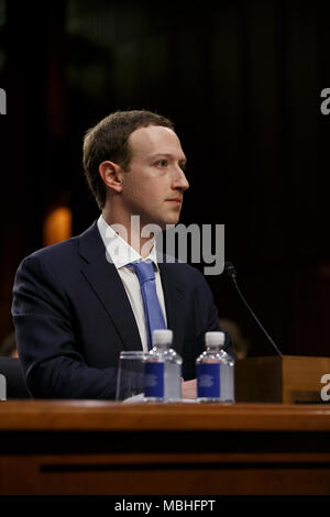 Washington, USA. 10 Apr, 2018. Facebook CEO Mark Zuckerberg bezeugt vor den Senat der Vereinigten Staaten auf dem Capitol Hill in Washington, DC am 10. April 2018. Credit: Foto Access/Alamy leben Nachrichten Stockfoto