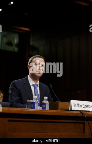 Washington, USA. 10 Apr, 2018. Facebook CEO Mark Zuckerberg bezeugt vor den Senat der Vereinigten Staaten auf dem Capitol Hill in Washington, DC am 10. April 2018. Credit: Foto Access/Alamy leben Nachrichten Stockfoto
