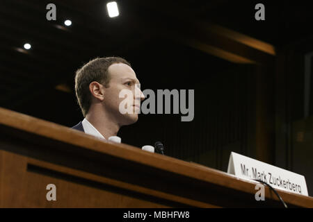 Washington, District of Columbia, USA. 10 Apr, 2018. Facebook CEO Mark Zuckerberg bezeugt vor den Senat der Vereinigten Staaten auf dem Capitol Hill in Washington, DC am 10. April 2018. Credit: Alex Edelman/ZUMA Draht/Alamy leben Nachrichten Stockfoto