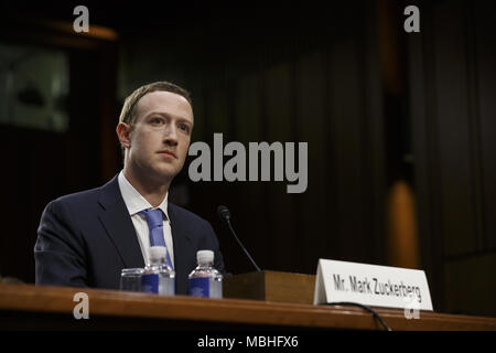 Washington, District of Columbia, USA. 10 Apr, 2018. Facebook CEO Mark Zuckerberg bezeugt vor den Senat der Vereinigten Staaten auf dem Capitol Hill in Washington, DC am 10. April 2018. Credit: Alex Edelman/ZUMA Draht/Alamy leben Nachrichten Stockfoto