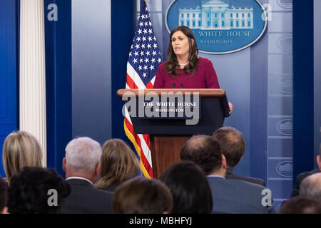 Washington, DC, USA. 10 Apr, 2018. Drücken Sie Sekretärin Sarah Sanders (a.k.a. Sarah Huckabee Sanders) an der Pressekonferenz im Weißen Haus im Weißen Haus. Quelle: Michael Brochstein/SOPA Images/ZUMA Draht/Alamy leben Nachrichten Stockfoto