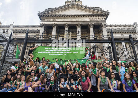 Int. 10 Apr, 2018. April 2018, 10; Buenos Aires, Argentinien.- Hunderte von Frauen manifestate vor dem Nationalen Kongress für die Legalisierung der Abtreibung - während Gesetzgeber Debatte, Projekt - und ein Â¨PaÃ±uelazoÂ Credit: Julieta Ferrario/ZUMA Draht/Alamy Leben Nachrichten machen Stockfoto