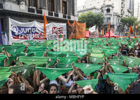 Int. 10 Apr, 2018. April 2018, 10; Buenos Aires, Argentinien.- Hunderte von Frauen manifestate vor dem Nationalen Kongress für die Legalisierung der Abtreibung - während Gesetzgeber Debatte, Projekt - und ein Â¨PaÃ±uelazoÂ Credit: Julieta Ferrario/ZUMA Draht/Alamy Leben Nachrichten machen Stockfoto