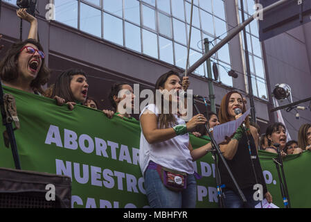 Int. 10 Apr, 2018. April 2018, 10; Buenos Aires, Argentinien.- Hunderte von Frauen manifestate vor dem Nationalen Kongress für die Legalisierung der Abtreibung - während Gesetzgeber Debatte, Projekt - und ein Â¨PaÃ±uelazoÂ Credit: Julieta Ferrario/ZUMA Draht/Alamy Leben Nachrichten machen Stockfoto